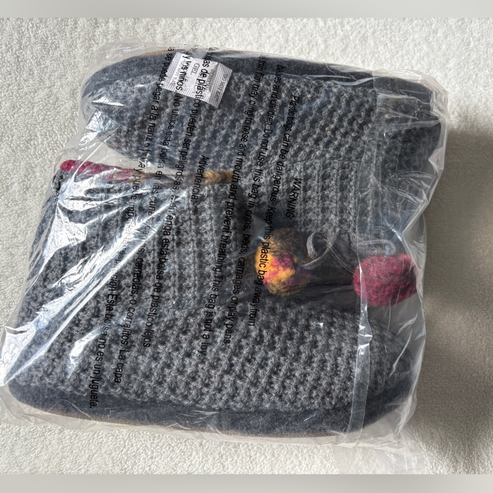NWT Cuddl Duds Chunky Gray Knit Slippers with Colorful Pom Accents, Sz M(7/8)
